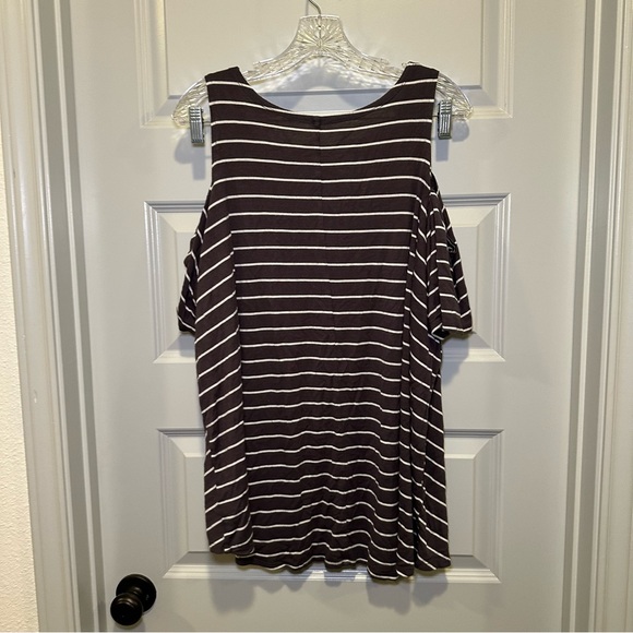 Maurices 24/7 Grey Striped V Neck Cold Shoulder Top size 3(3X) - Picture 7 of 7